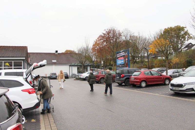 Zwischen den Wegen 2 /Rewe/geg. Eingang (Sicht Eingang)