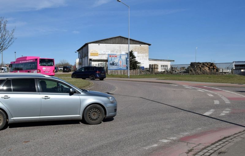 Kustrenaer Str/Mathi's Werkstatt (Sicht Kreisverkehr)