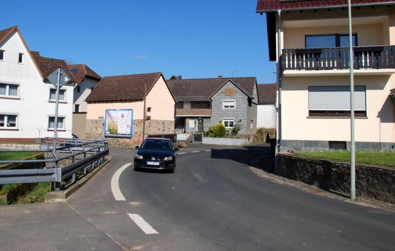 Untergasse 28/Ecke Rambachweg/quer am Giebel (Wallernhausen)