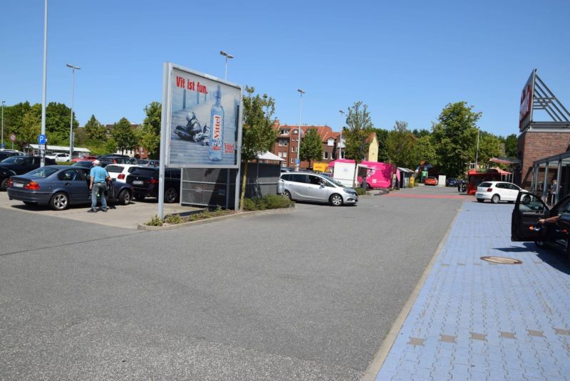 Preetzer Str. 298 /Famila/rts vom Eingang (Sicht Markt)