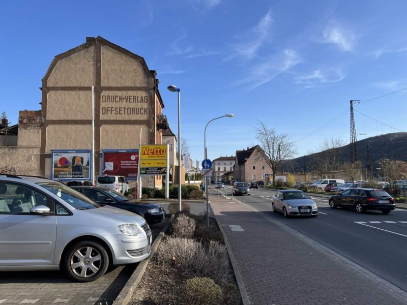 Bahnhofstr. 23 /Netto/Einfahrt (quer zur Str)