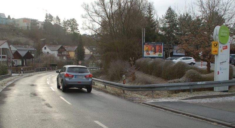 Gadheimer Str. 1a /Tegut/bei Einfahrt (Sto. 1)