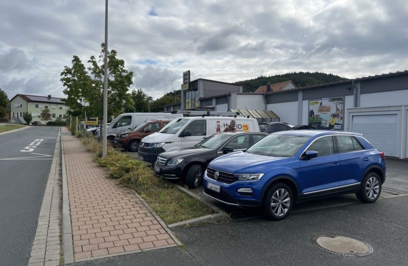 Forchheimer Str. 3 /Edeka (rts vom Eingang)