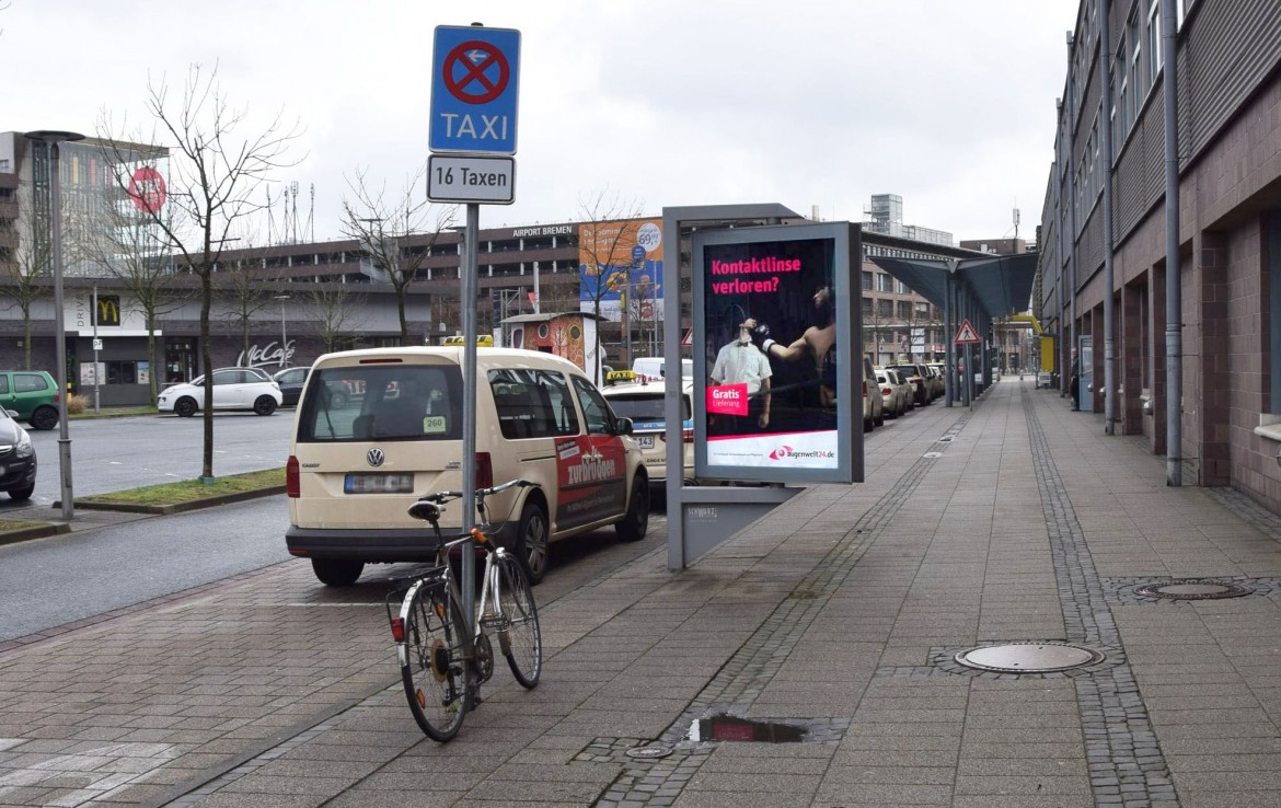 Flughafenallee/vor Gebäude Ryanair/Sicht Zufahrt (rts)