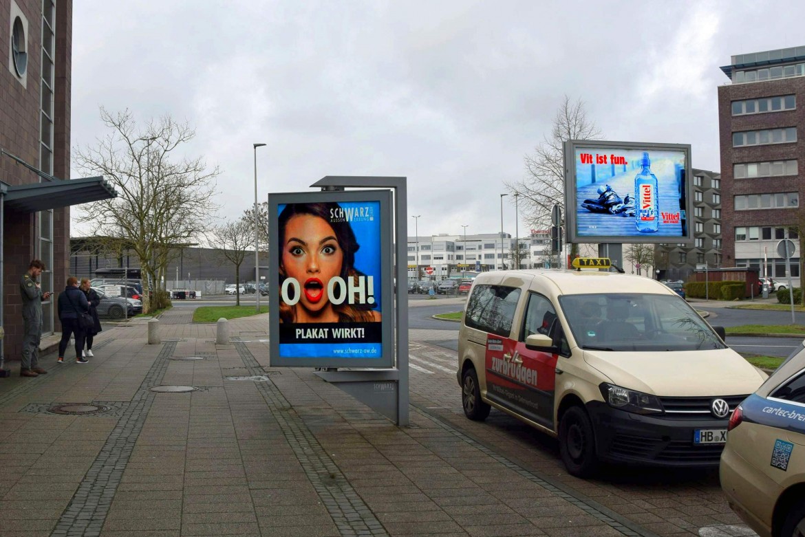 Flughafenallee/vor Gebäude Ryanair/Sicht Terminal (rts)