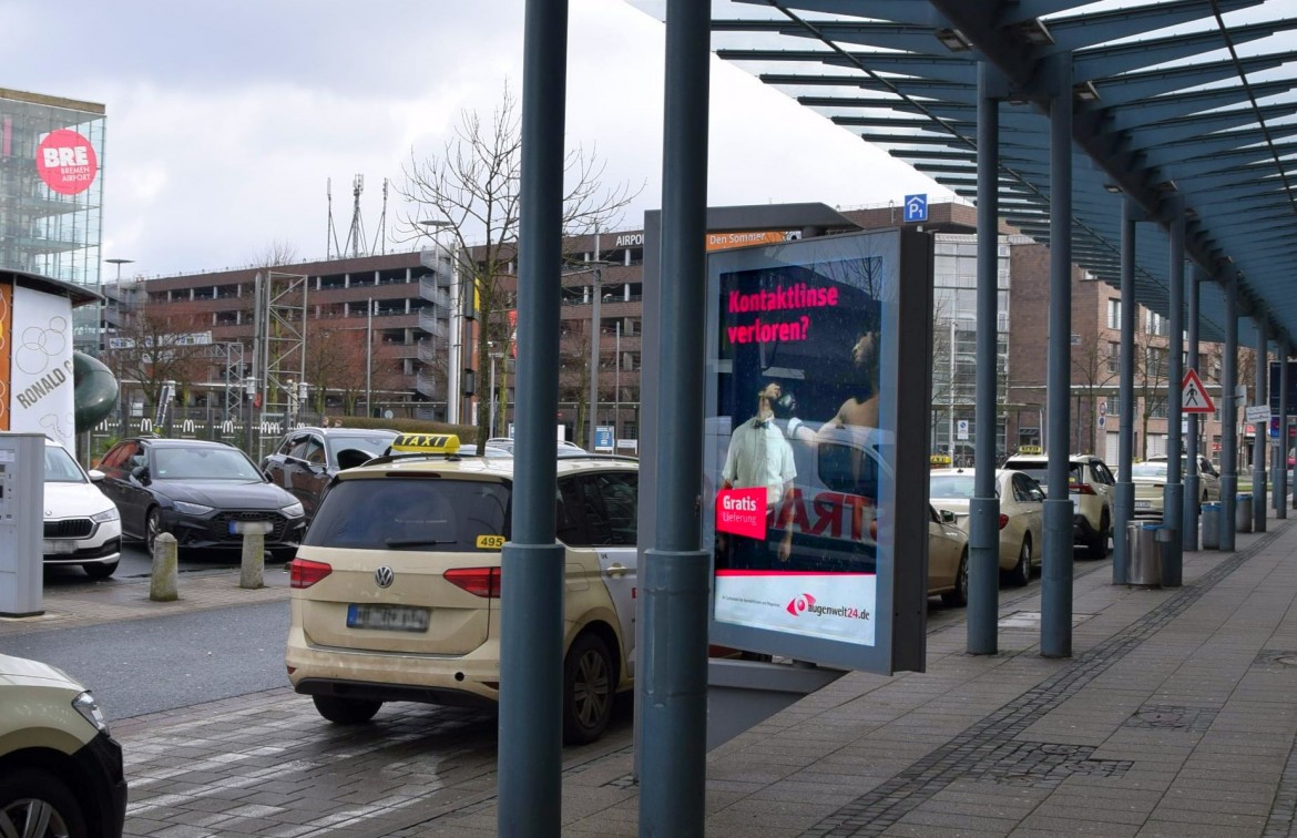 Flughafenallee/vor Gebäude Ryanair/Sicht Zufahrt (mte)