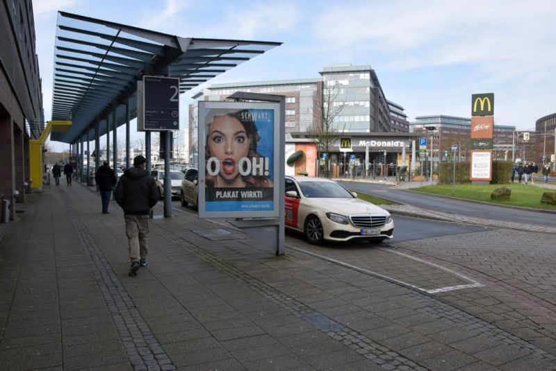 Flughafenallee/vor Gebäude Ryanair/Sicht Terminal (lks)