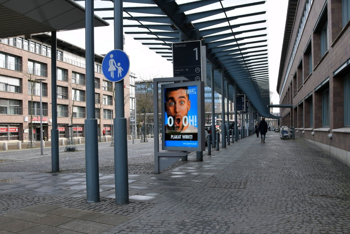 Flughafenallee/vor Terminal/Sicht Geb. Ryanair (Sto.1)