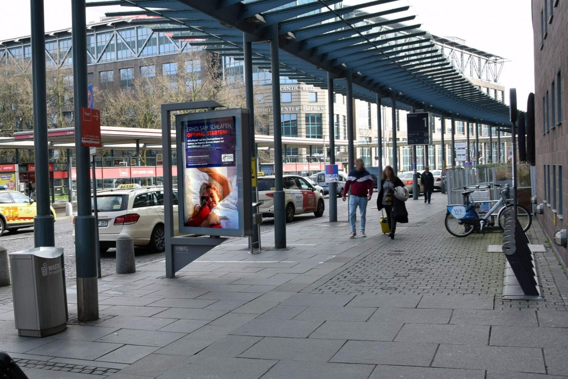 Flughafenallee/vor Terminal/Sicht Geb. Ryanair (Sto.3)