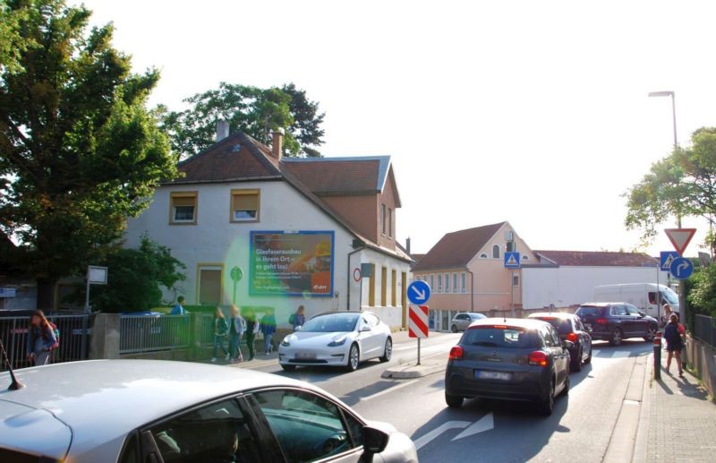 Ernst-Ludwig-Str. 2 (quer am Giebel)