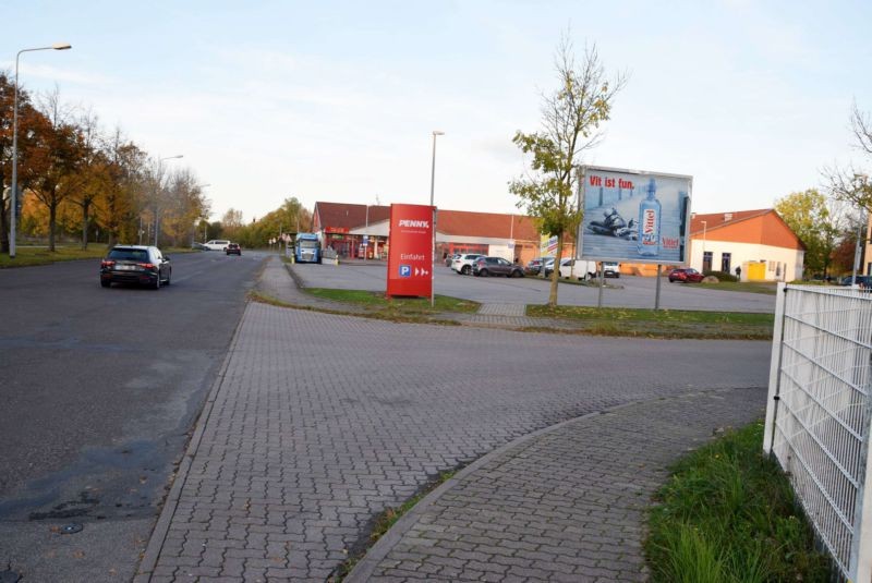 Hinrichsdorfer Str. 7b /Penny/Einfahrt (Sicht Autohaus)