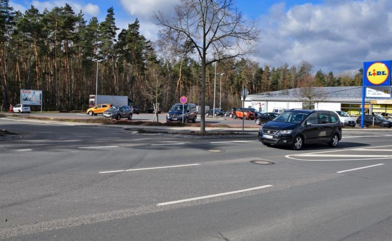 Renzenhofer Str. 100 /Lidl (lks vom Eingang)