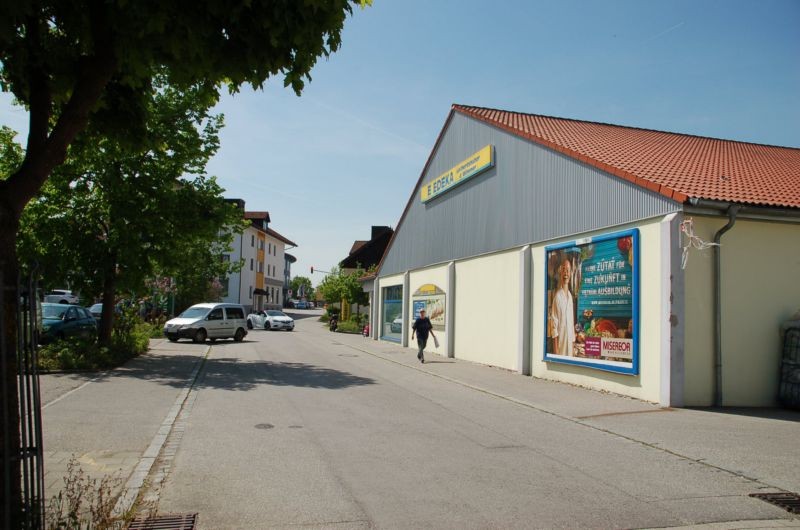 Martin-Ofner-Str. 2 /Edeka (rts vom Eingang)