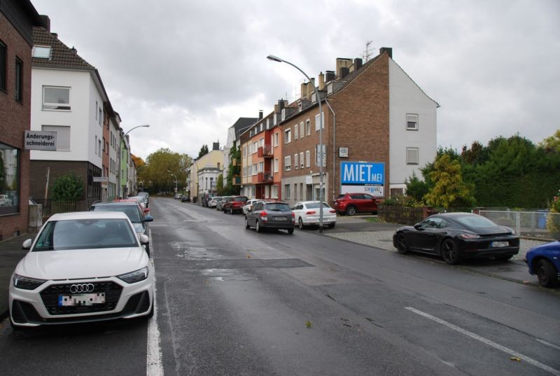 Neusser Str. 35/geg. Fritz-Müller-Str (quer am Giebel)