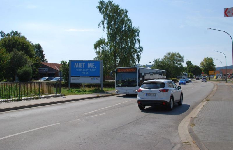 Bahnhofstr/geg. Nr. 51/vor Bahnübergang/lks