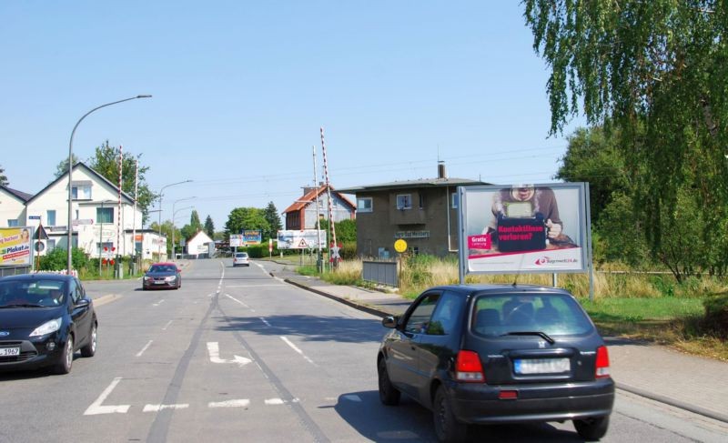 Bahnhofstr/geg. Nr. 51/vor Bahnübergang/rts