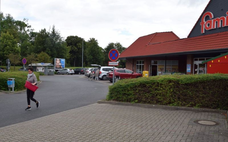 Rostocker Str. 162 /Famila/lks vom Eingang (Sicht Markt)
