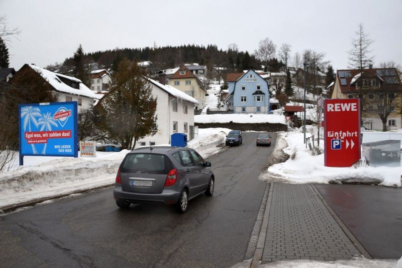 Auf dem Moos/Allmendstr/geg. Rewe/Einfahrt (WE lks)