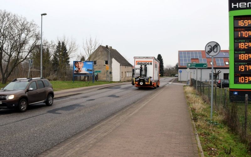 Schopsdorfer Chaussee 1/quer zur B 107/Zufahrt Edeka