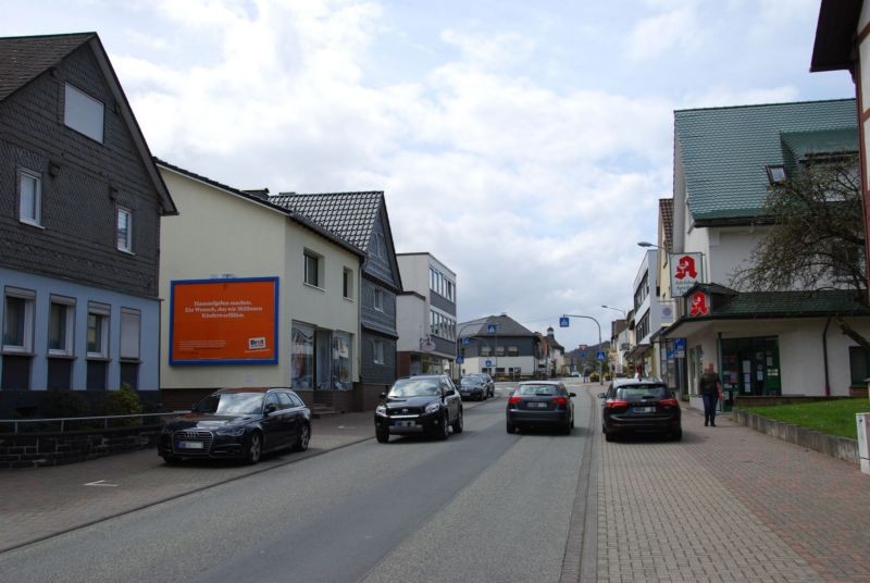 Fritz-Henkel-Str. 6 (quer am Giebel)