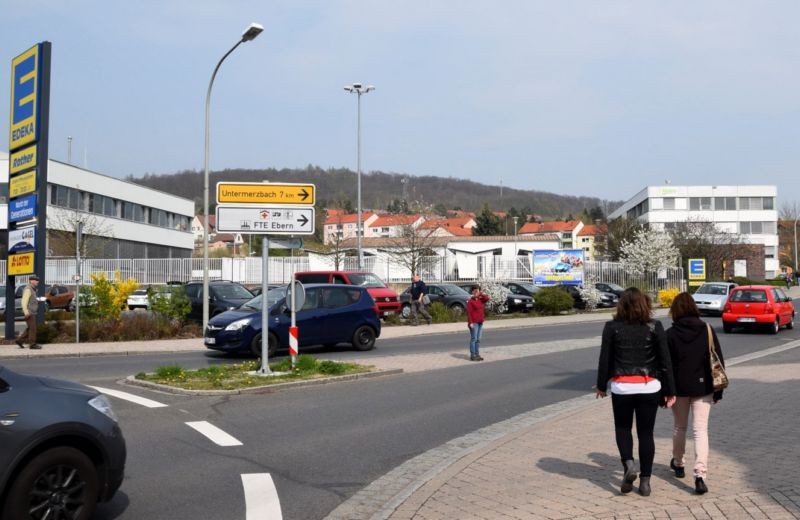 Bahnhofstr. 8 /Edeka/Einfahrt (quer zur Str)