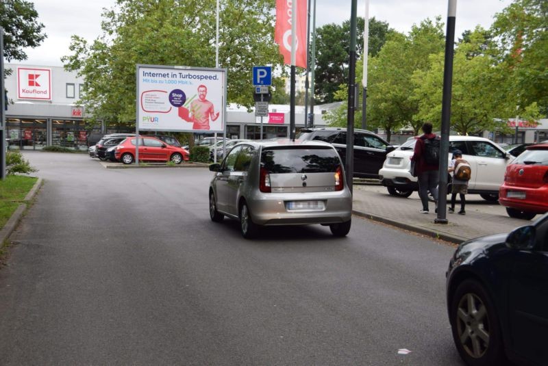 Am Moosfenn 1 /Kaufland/quer zur Einfahrt (rts)