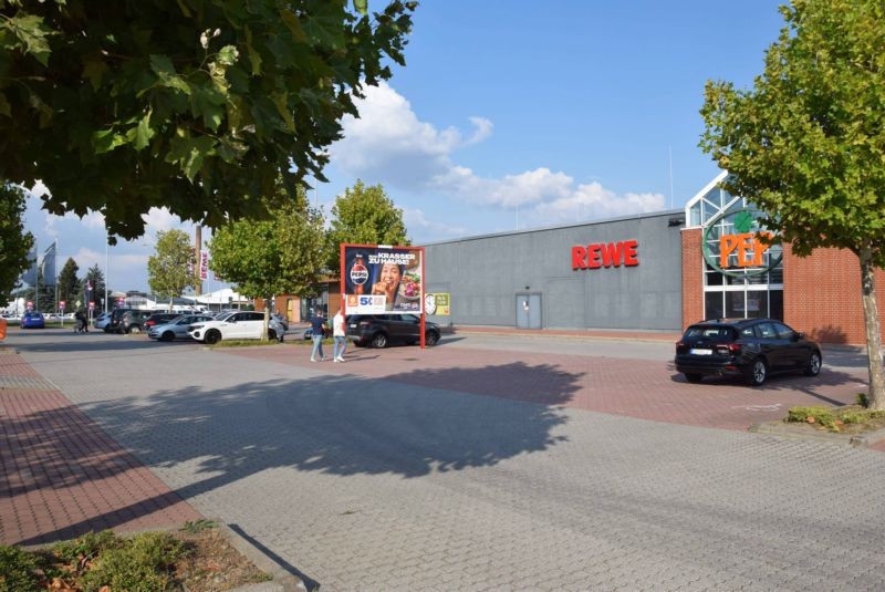 Raiffeisenstr. 1 /Rewe im EKZ PEP/rts vom Eingang