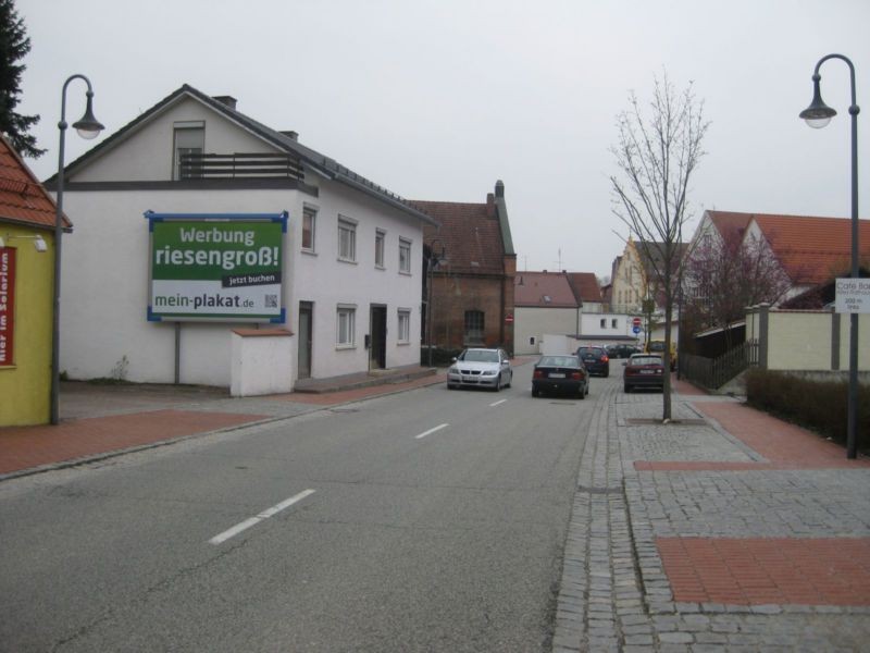 Landshuter Str. 34 (quer zur Str)