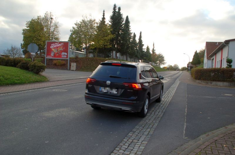 Hammelburger Str. 17a /Edeka/Einfahrt (quer zur Str)