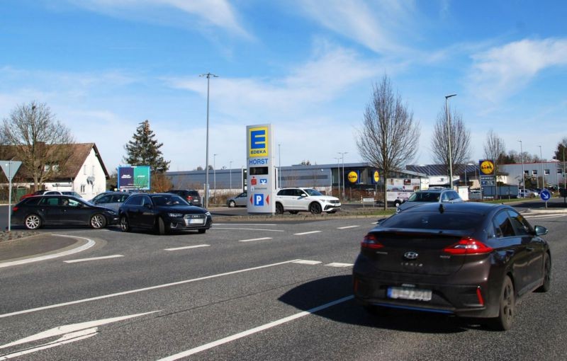 Gießener Str. 61 /Edeka/rts von Einfahrt (linke Tafel)