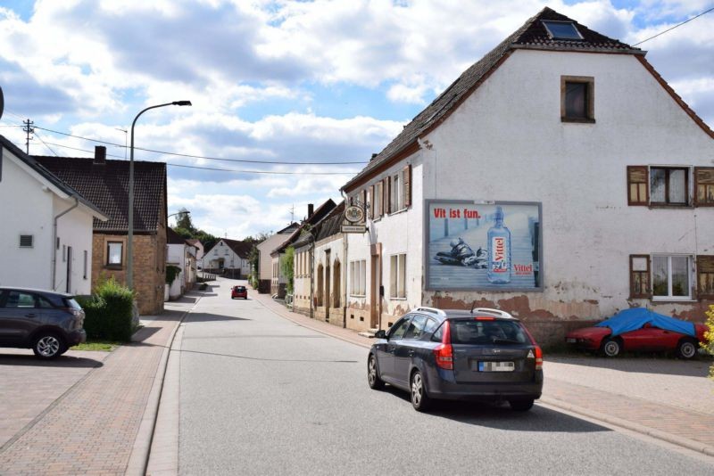 Hauptstr. 8/B 423 (quer am Giebel)