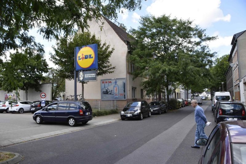 Mengshofstr. 38/Gladbacher Str/neb. Lidl/Einfahrt (quer)