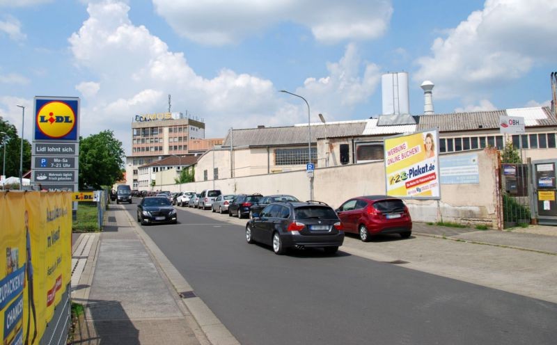 Feldstr. 12/geg. Lidl/Einfahrt (lks)