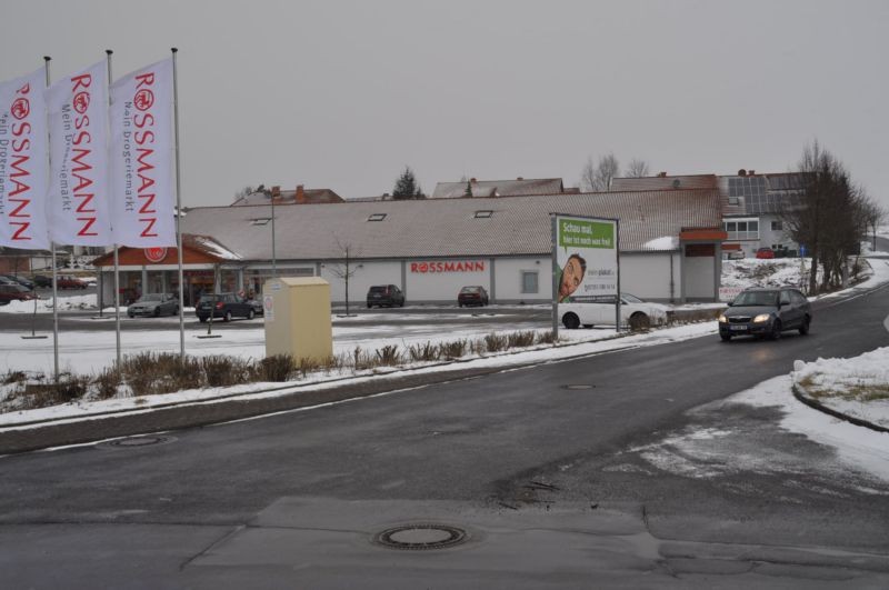 Eisenacher Weg 3 /Rossmann+Aldi/Einfahrt (Sicht Einfahrt)