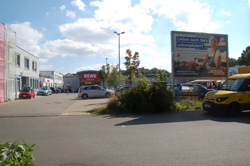 Buchauer Str. 4 /Rewe/Einfahrt (Sicht Einfahrt)