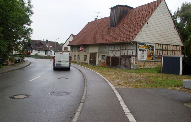 Hauptstr. 89 (quer am Giebel)