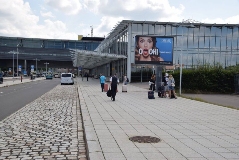 Flughafen Leipzig/Terminalring/nh. Eing Abflug/WE rts (CSB)