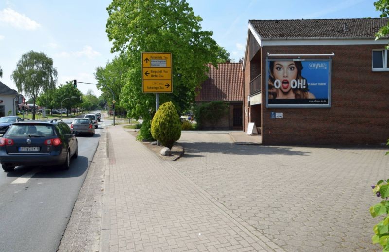 Hauptstr. 1/Zufahrt Rewe -Dinghorner Str (quer am Giebel)