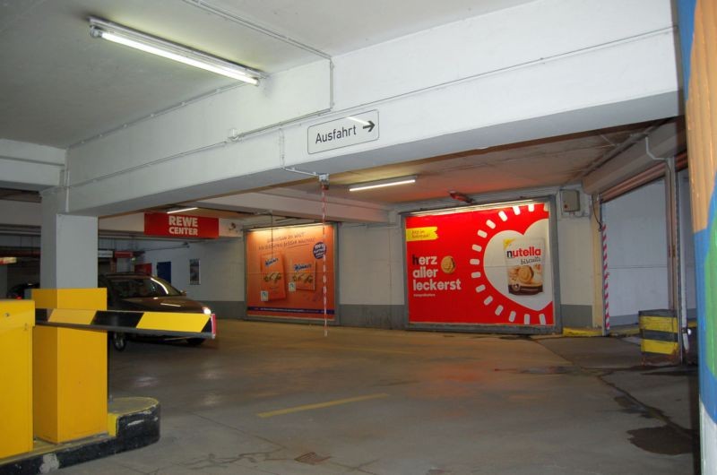 Rosenkavalierplatz 5 /Rewe im PH/lks neb. Einfahrt