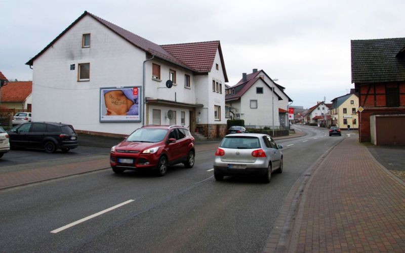 Hauptstr. 32/B 454 (quer am Giebel)