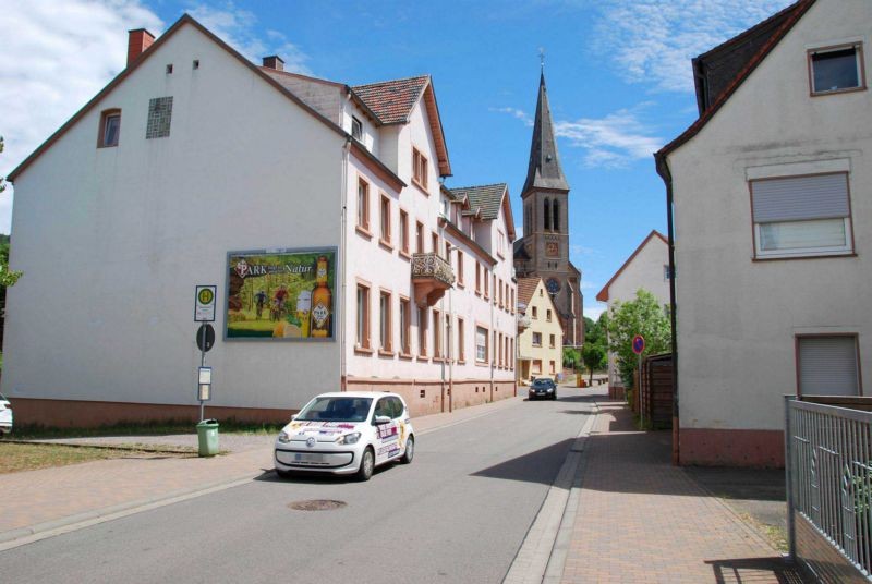 Hanauerstr/Ecke Hauptstr. 1 (quer am Giebel)