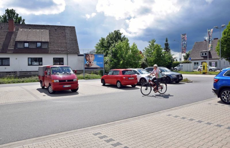 Gifhorner Str. 13 /Edeka/rts von Einfahrt (rts)