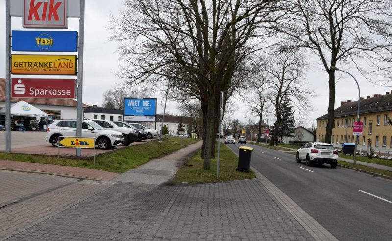 Berliner Allee 30c /Lidl/rts von Einfahrt/nh. Sparkasse