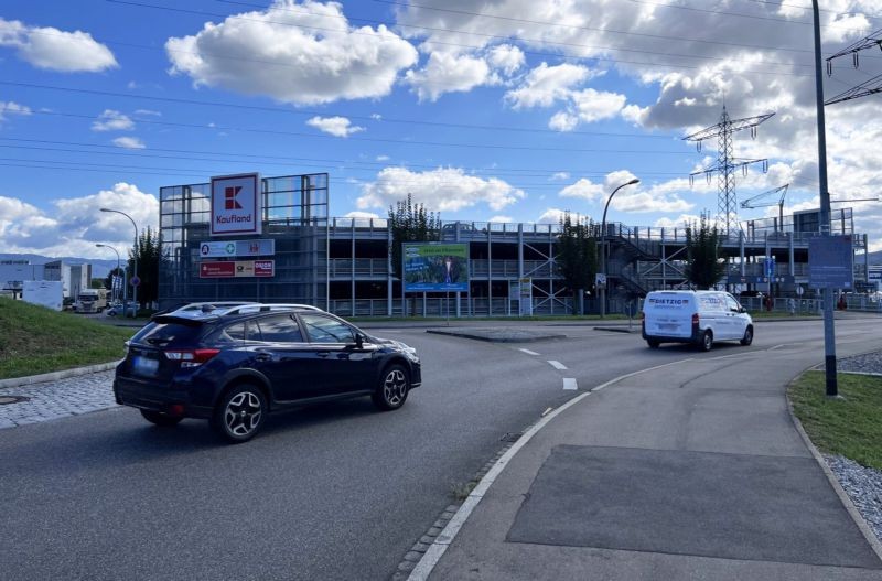 Großfeldstr. 2 /Kaufland/beim Kreisel (quer zur Str)