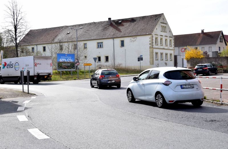 Neue Hauptstr/Ecke Skassaer Str/quer zur B 98  (Wildenhain)