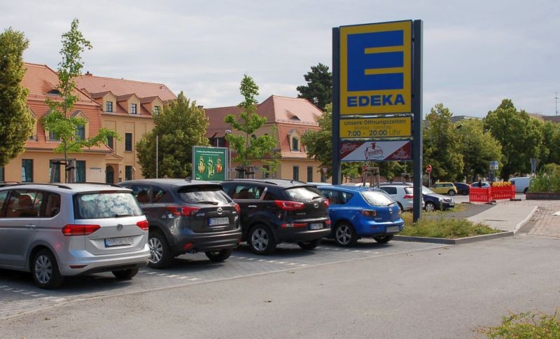 Puschkinstr. 4 /Edeka/neb. Einfahrt (Sicht Eingang)