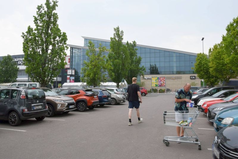 Landsberger Chaussee /Kaufland/neb. Eingang