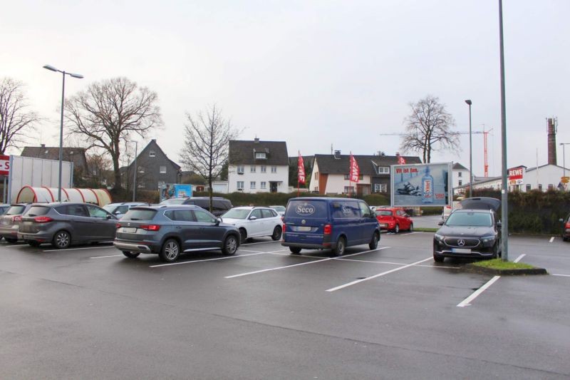 Nelkenstr. 17-19 /Rewe/Einfahrt/Sicht Markt