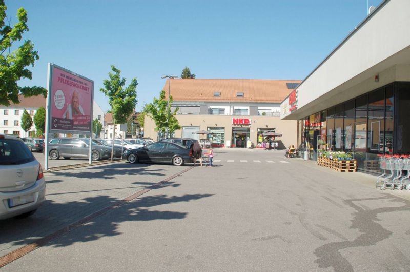 Schussenrieder Str. 20 /Rewe/neb. Eingang (Sicht Markt)