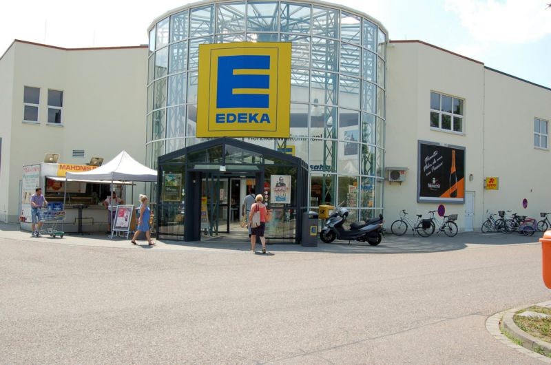 Ingolstädter Str. 38 /Edeka/rts vom Eingang (lks)